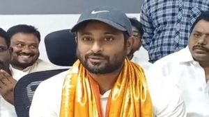  అమరావతిలో అంబటి రాయుడు - రైతుల డిమాండ్, తప్పించుకోలేక..!!