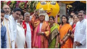 వైభవంగా హైదరాబాద్ బోనాలు: ఇద్దరు గవర్నర్లు, మంత్రులు, బోనమెత్తిన విజయశాంతి, మిథాలీ