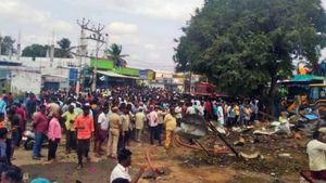 రద్దీగా ఉండే ప్రాంతంలో పేలిపోయిన బాణాసంచ గౌడన్, 8 మంది బలి, సీఎం సీరియస్ ! 