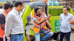 భారీ వర్షాల వేళ-  పారిశుద్ధ కార్మికుడిగా జీహెచ్ఎంసీ కమిషనర్
