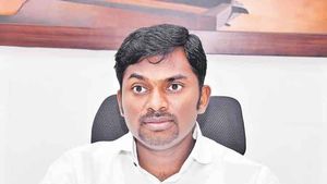 జీహెచ్ఎంసీ కమిషనర్ బదిలీ- ఆయన స్థానంలో..!!
