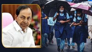 విద్యా సంస్థల సెలవుల పొడిగింపు, సీఎం సమీక్ష - హైదరాబాద్ కు తాజా అలర్ట్..!!