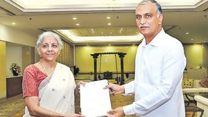 నిర్మలా సీతారామన్‌ను కలిసిన హరీశ్ రావు: తెలంగాణకు నిధులపై సానుకూల స్పందన