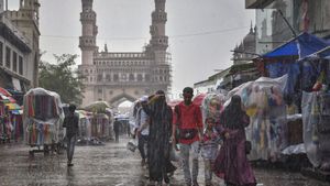 Hyderabad: రోడ్లపై వాహనదారుల నరకయాతన.. ఇంకా కురుస్తోన్న వర్షం.. 