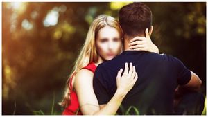 పొట్టి మొగుడు, పొడువు పెళ్లామ్, అక్రమ సంబంధం మ్యాటర్ ఐసీయూ వరకు వెళ్లింది ! 