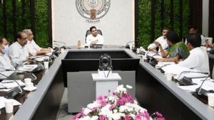 వైసీపీలోకి మరో సీనియర్ ఐఏఎస్ - అదే బాటలో మరి కొందరు..!?