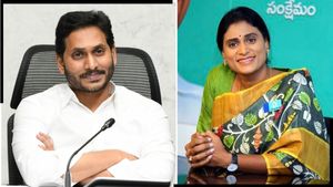 ఇడుపుల పాయకు సీఎం జగన్, అక్కడే షర్మిల  - ఈ సారి ప్రత్యేకం...!!