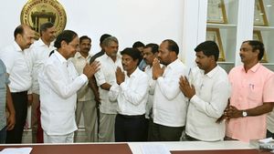 వీఆర్ఏలకు గుడ్‌న్యూస్: ఇక వారంతా ప్రభుత్వ ఉద్యోగులే, జీవో అందించిన  సీఎం కేసీఆర్