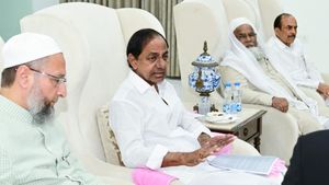 పాతబస్తీకి గుడ్‌న్యూస్: ఎంజీబీఎస్-ఫలక్‌నుమా మెట్రోపై కేసీఆర్ ఆదేశాలు: కేటీఆర్, ఒవైసీ స్పందన
