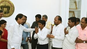 వీఆర్ఏ వ్యవస్థ శాశ్వత రద్దు: సీఎం కేసీఆర్ కీలక ఆదేశాలు
