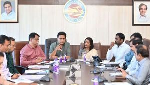 హైదరాబాద్‌కు భారీ వర్షాలు: ఇలా చేయాలంటూ అధికారులకు మంత్రి కేటీఆర్  ఆదేశాలు