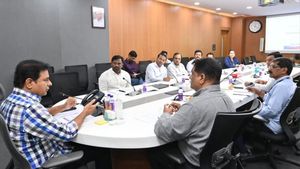 భారీ నుంచి అతి భారీ వర్షాలు: సిద్ధంగా ఉండాలంటూ కేటీఆర్ కీలక ఆదేశాలు