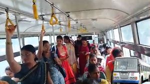 ఐటీ కారిడార్‌లో ప్రత్యేక మహిళల బస్సు ప్రారంభం: వీసీ సజ్జనార్ సూచన