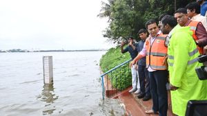 ఇప్పుడు కూడా రాజకీయమేనా?: హుస్సేన్‌సాగర్, మూసీ నది ఉధృతిని పరిశీలించిన కేటీఆర్