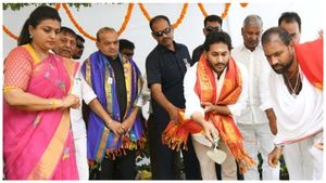 పవన్ ఇరిటేషన్ స్టార్.. బాబు ఇమిటేషన్ స్టార్; జగన్ ఇన్స్పిరేషన్ స్టార్: మంత్రి రోజా!!
