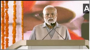 ప్రధాని మోడీ విజయ సంకల్ప సభ: కదం తొక్కిన కాషాయదళం.. ఓరుగల్లులో ట్రాఫిక్ జామ్!!