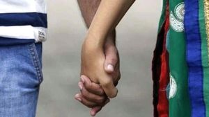 పెద్దనాన్న కూతురిలో లవ్, కాలేజ్ అబ్బాయిని కిడ్నాప్ చేసి పెట్రోల్ పోసి నిప్పంటించి !   