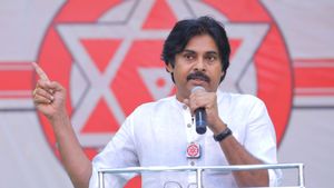 వాలంటీర్లపై పవన్ టార్గెట్ వెనుక, భారీ స్కెచ్ - 2019 రిపీట్..!!