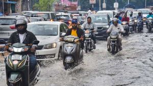 Rains: హైదరాబాద్‍లో రాత్రి నుంచి వర్షం.. రోడ్లపైకొచ్చిన నీరు.. ట్రాఫిక్‍కు అంతరాయం..
