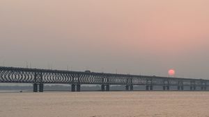 Rajahmundry Bridge : రాజమండ్రి రోడ్ కం రైల్ బ్రిడ్జ్ పై వెళ్తున్నారా ? ఇది మీ కోసమే.. !
