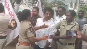 జనసేన నేత చెంపలు వాయించేసిన మహిళా ఎస్సై- షాకింగ్ వీడియో..!