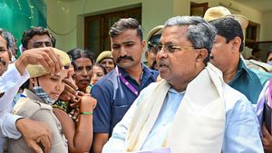 మా సీఎంను ఎవ్వరూ టచ్ చెయ్యలేరు, సింగుపూర్ లేదు చింతకాయి లేదు, షాక్! 