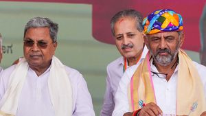 సీఎం కంటే ముందే రైతులకు న్యాయం చేస్తామని హామీ ఇచ్చిన డీసీఎం, ఏం జరుగుతోంది!  