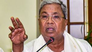రేషన్ కార్డు ఉంటే బ్యాంక్ అకౌంట్ డబ్బులు డిపాజిట్ చేస్తాం, సీఎం !