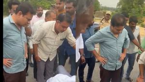 వీడియో: మానవత్వాన్ని చాటుకున్న కేటీఆర్..