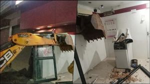  ఏటీఎంలో డబ్బులే డబ్బులు, ఏకంగా జేసీబీని ఎత్తుకెళ్లి వీళ్లు ఏం చేశారంటే ?