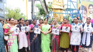 Pawan Vs Volunteers : పవన్ కల్యాణ్‌‌పై మహిళా వాలంటీర్లు ఫైర్..చెప్పుతో కొట్టి..!