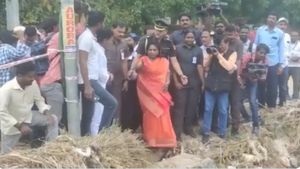 గుండె తరుక్కుపోతోంది, ప్రభుత్వం స్పందించాలి: వరద ప్రభావిత ప్రాంతాల్లో గవర్నర్ తమిళిసై