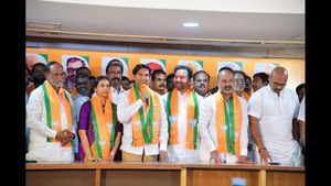 బీజేపీలో చేరిన వికాస్ రావు దంపతులు: వేములవాడ టికెట్ ఖాయమేనా?