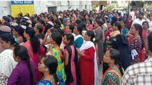 సర్వర్‌లో సాంకేతిక సమస్యతో ప్రారంభం కాని పీజీటీ గురుకుల పరీక్ష: అభ్యర్థుల ఆందోళన