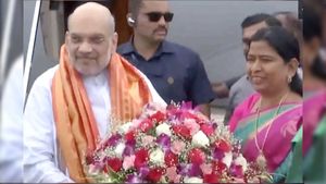 అమిత్‌ షాకు స్వాగతం పలికిన మంత్రి తానేటి వనిత
