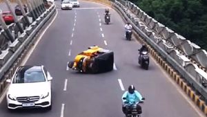 Viral Video: దుర్గం చెరువు కేబుల్ బ్రిడ్జిపై ప్రమాదం.. వైరల్ అవుతోన్న వీడియో.. 
