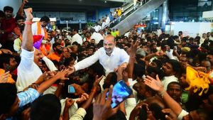 Bandi Sanjay: బండి సంజయ్‍కు ఘనస్వాగతం పలికిన కార్యకర్తలు..