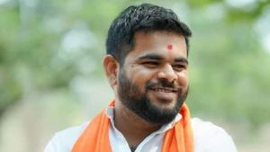 మంత్రితో పెట్టుకున్నాడు, ప్రతిపక్ష నాయకుడికి మిఠాయి తినిపించిన పోలీసులు ! 