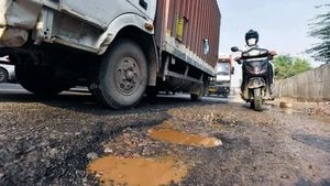 Hyderabad: రోడ్డుపై గుంతకు మరో ప్రాణం బలి.. చికిత్స పొందుతూ వైష్ణవి మృతి..