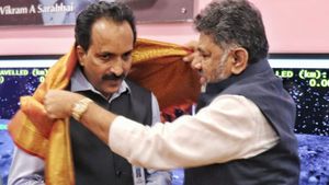 Chandrayaan 3: డీకే శివకుమార్ తగ్గట్లేదుగా- ఇస్రో సైంటిస్టులకు ఘన సన్మానం..!!