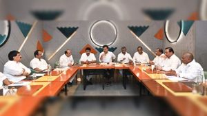 మూసీ నది ఒడ్డున ఉండే పేదలకు 10వేల డబుల్ బెడ్రూం ఇళ్లు, కబ్జాల తొలగింపు: కేటీఆర్