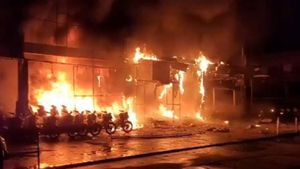 విజయవాడలో భారీ అగ్ని ప్రమాదం: షోరూంలోని 300 వాహనాలు దగ్ధం
