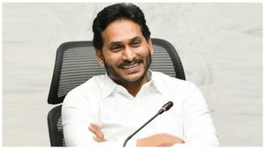 ఉద్యోగులకు సీఎం జగన్ గుడ్ న్యూస్ - దసరా కానుకగా..!!