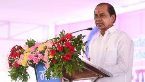 రష్యా గుర్తించింది కానీ.. అన్నాభావు సాఠే‌కు భారతరత్న ఇవ్వాలి: మహారాష్ట్ర పర్యటనలో కేసీఆర్