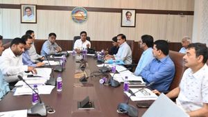 హైదరాబాద్ మెట్రో భారీ విస్తరణ: మంత్రి కేటీఆర్ కీలక ఆదేశాలు, 48 గంటల్లోనే