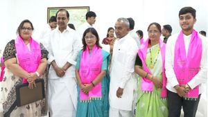 కేసీఆర్ సమక్షంలో బీఆర్ఎస్‌లో మహారాష్ట్ర పార్టీ విలీనం