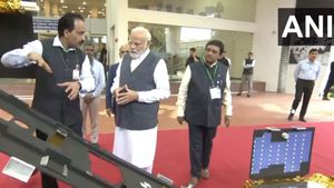 Chandrayaan-3: ఇస్రో చీఫ్ సోమనాథ్ భుజం తట్టిన ప్రధాని మోడీ, ప్రయోగం ఇలా జరిగింది