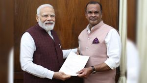 ప్రధాని నరేంద్ర మోడీని కలిసి కాంగ్రెస్ ఎంపీ కోమటిరెడ్డి వెంకట్ రెడ్డి