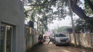 కాలేజ్ ముందే అమ్మాయిని ?, షూటింగ్ కాదు రియల్ గానే సినిమా చూపించి జంప్ ! 