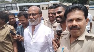 ఆర్ టీసీ ఉద్యోగులకు పిచ్చిఎక్కేలా చేసిన సూపర్ స్టార్, మనలో ఎవరు సీనియర్ ! 